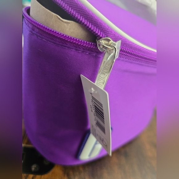 Clinique, Skincare/Makeup, 4 Piece Bundle Set - Picture 3 of 11